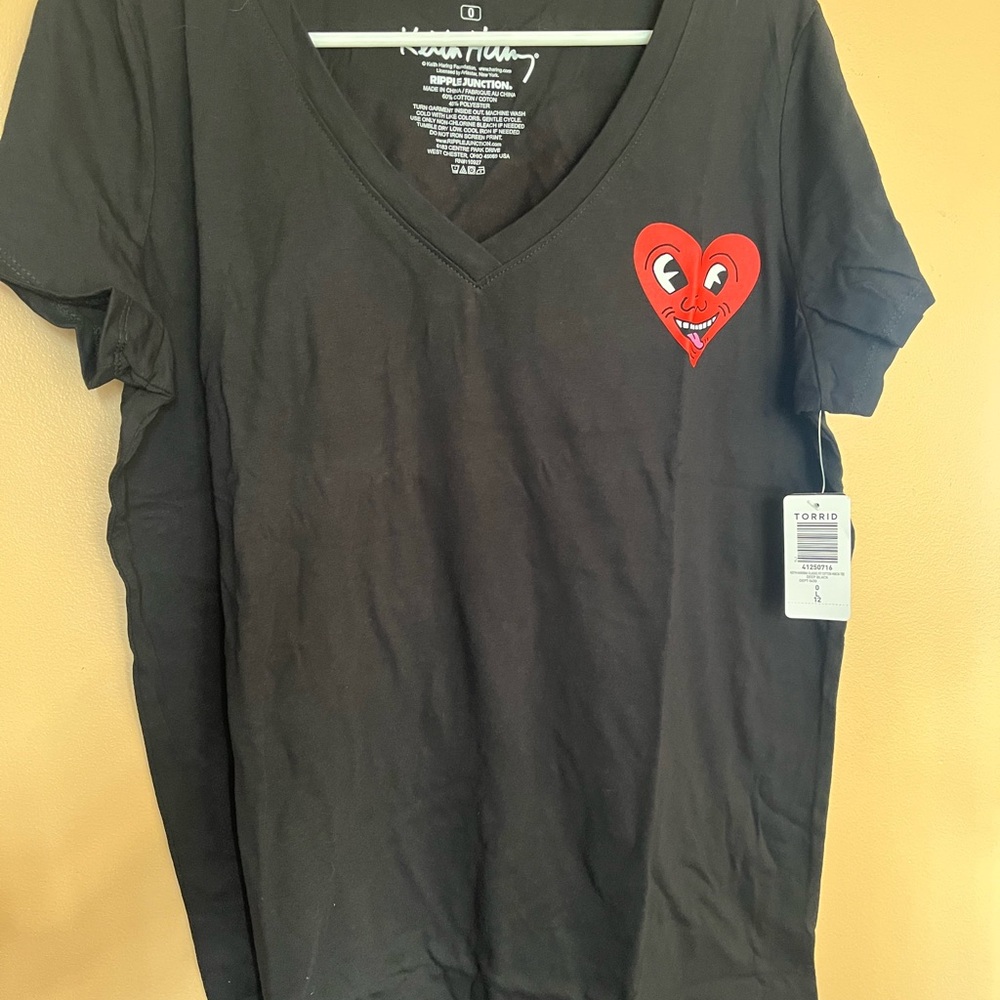 Keith Haring torrid Black V-Neck T-Shirt with Red Heart Graphic L NWT